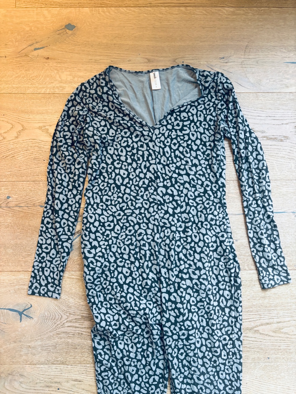 Smash + Tess Grey Leopard Long Sleeve Friday Romper, S 🐆